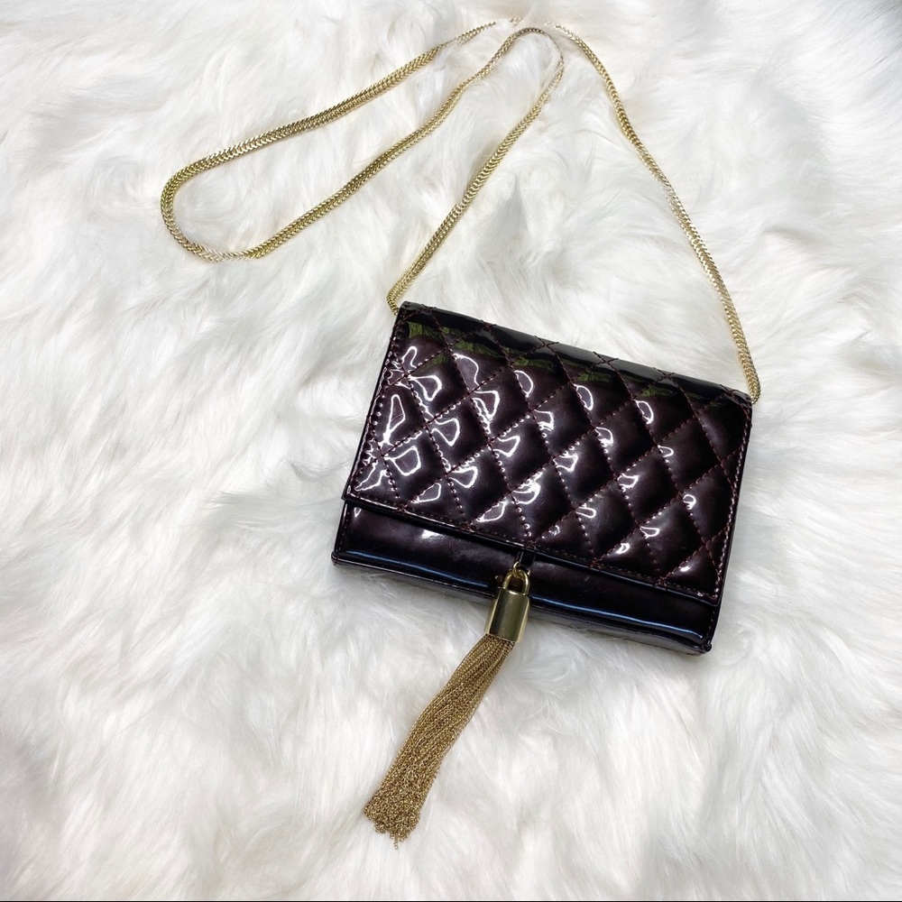 MAROON QUILTED PATENT CROSSBODY W/CHAIN TASSEL